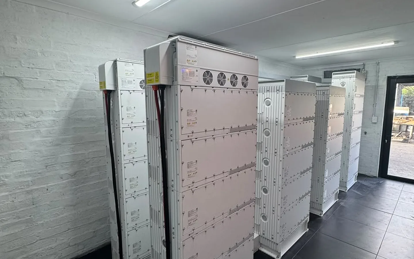 Commercial battery energy storage installation integrated with a solar power system