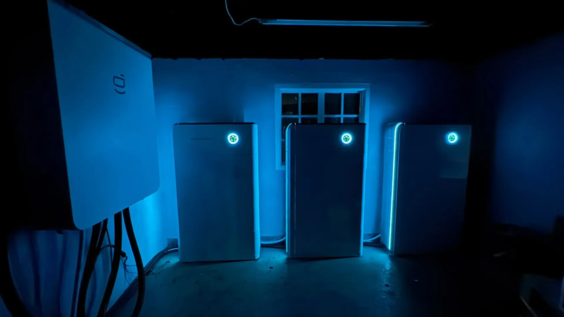Commercial battery energy storage installation with intelligent energy-management equipment