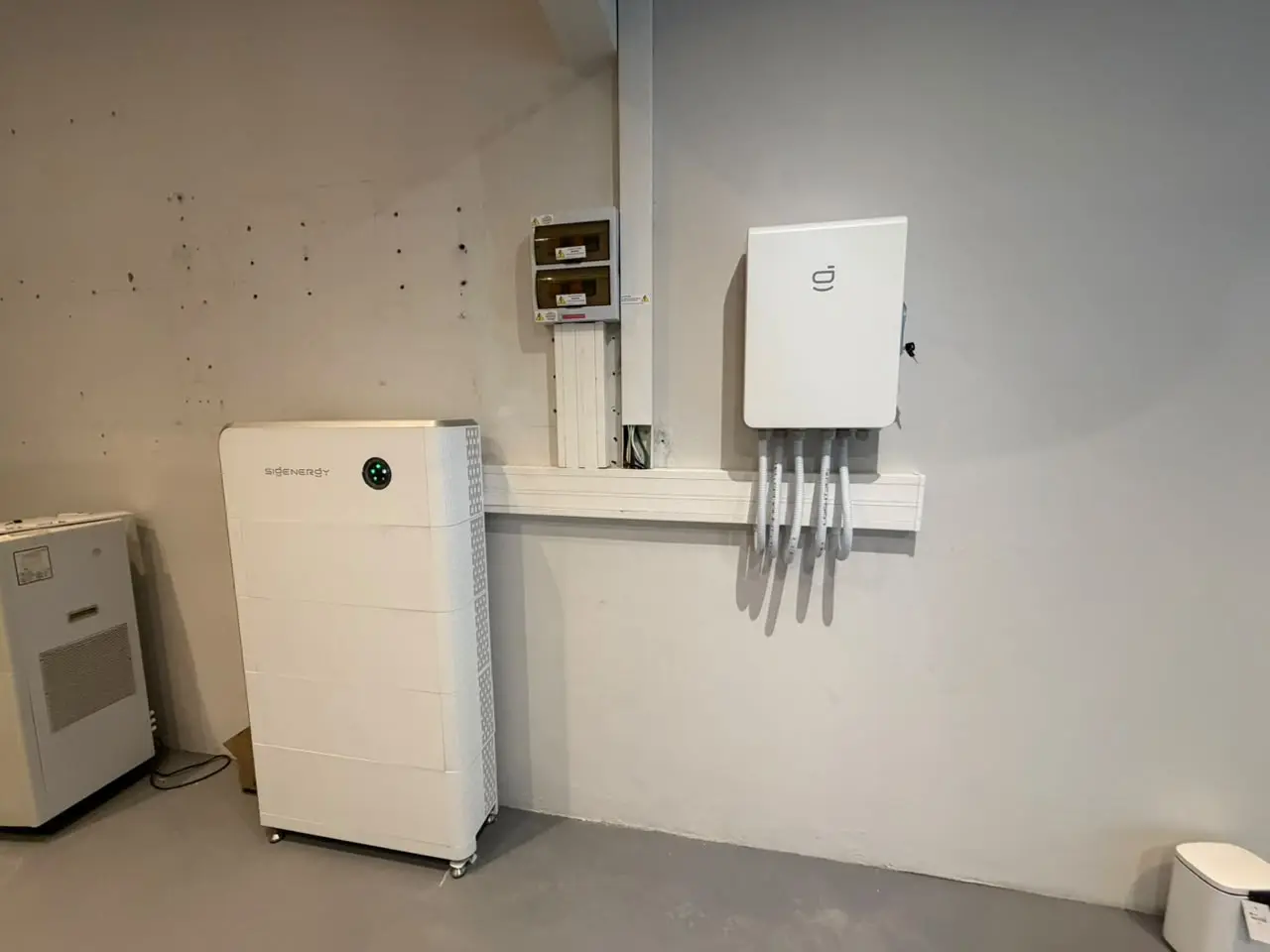 Installed commercial battery bank with inverter equipment for energy-storage planning
