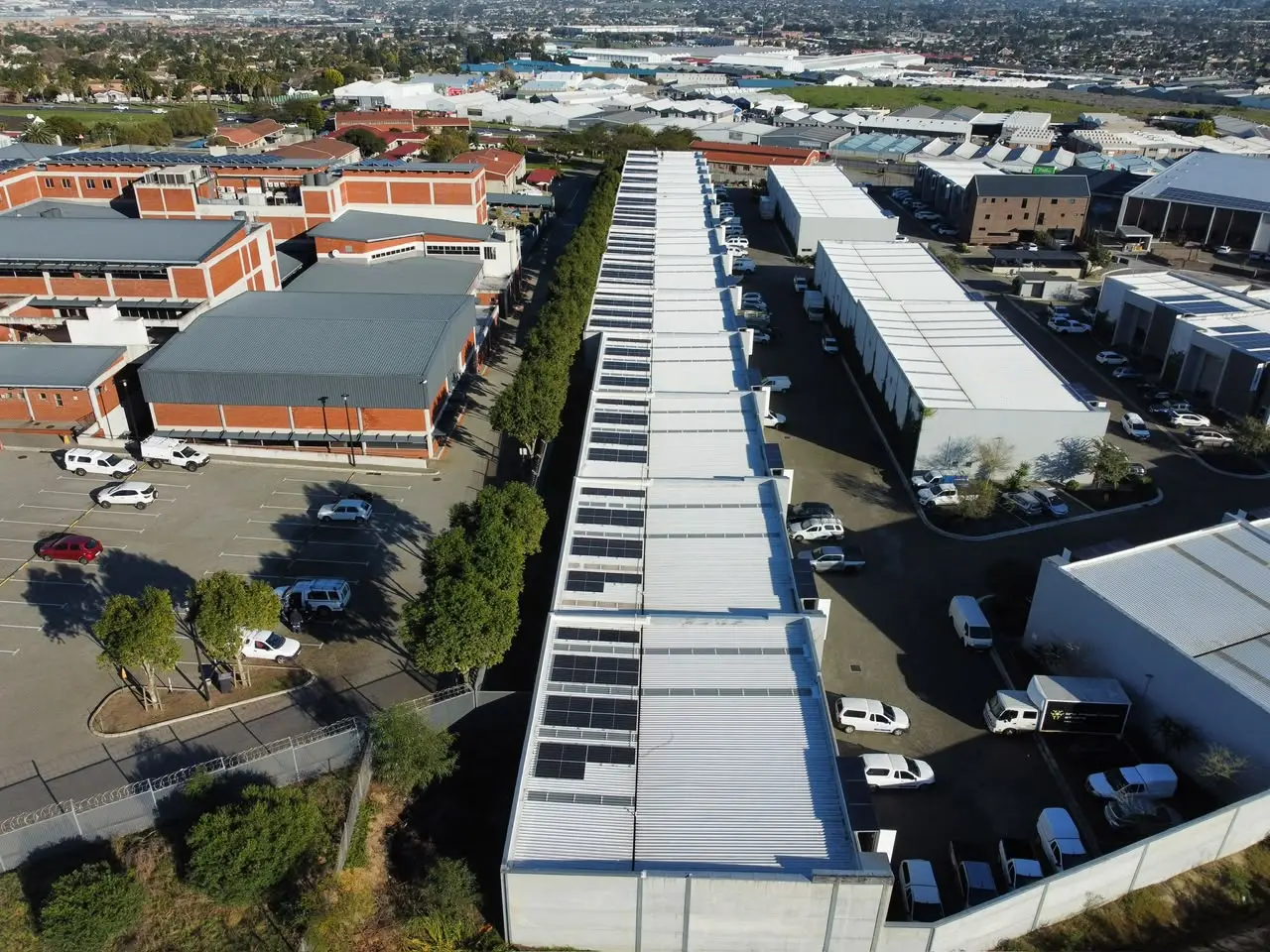 Long-span industrial roof fitted with rows of solar photovoltaic panels